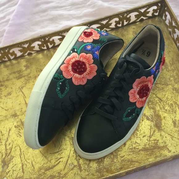 Skechers Shoes - Sketcher Air Cooled  with Memory Foam Sneakers.